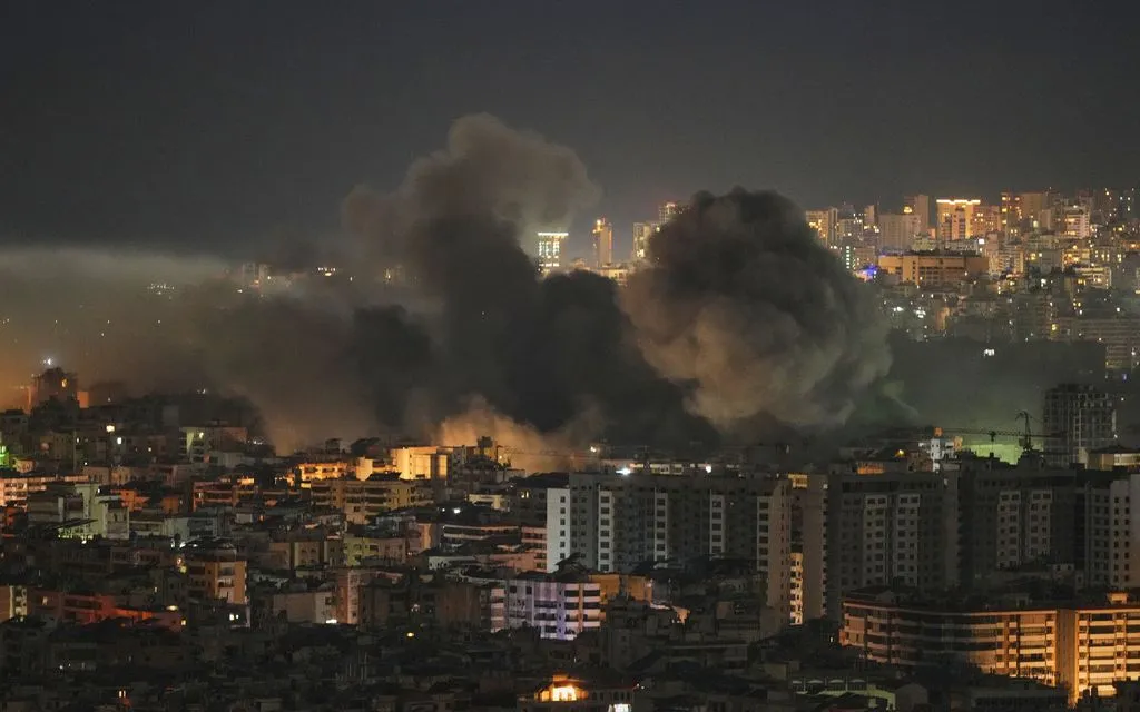 Khói bốc lên sau một cuộc không kích của Israel tại khu vực Dahiyeh ở Beirut, ngày 5/3/2026 (Ảnh: AP)