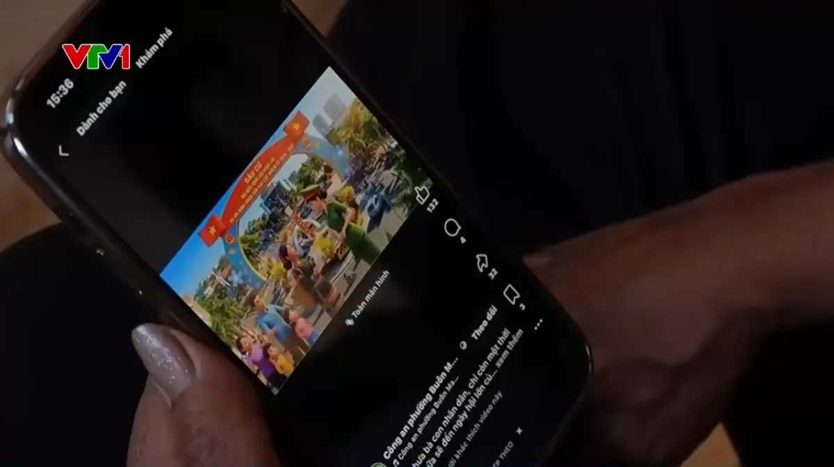 Đồng b&agrave;o d&acirc;n tộc thiểu số tại Đắk Lắk cập nhật th&ocirc;ng tin bầu cử qua điện thoại - Ảnh 1.