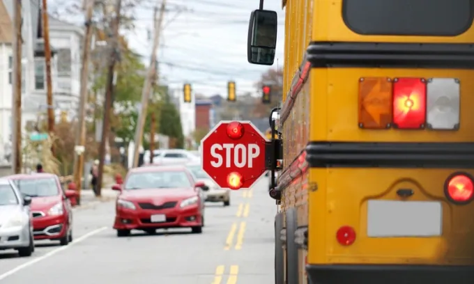 Robotaxi Waymo vượt tr&aacute;i ph&eacute;p xe bu&yacute;t trường học hơn 20 lần, NTSB mở điều tra- Ảnh 1.