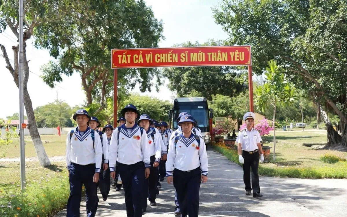 Chào đón các chiến sĩ mới tại Lữ đoàn 101, Vùng 4 Hải quân.