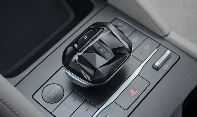 V&igrave; sao kh&ocirc;ng n&ecirc;n chuyển số P khi dừng đ&egrave;n đỏ với &ocirc; t&ocirc; số tự động?- Ảnh 1.