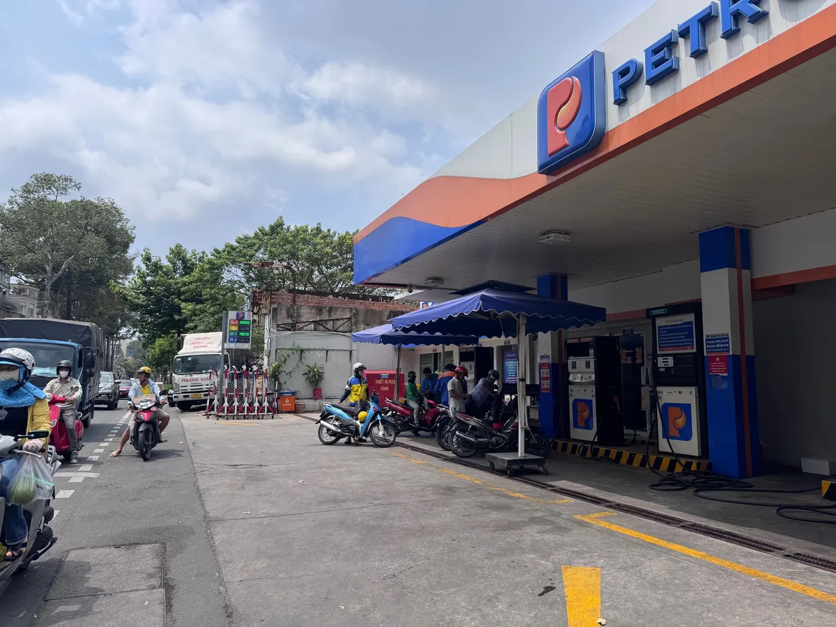 &Aacute;p lực tăng gi&aacute; xăng dầu- Ảnh 1.