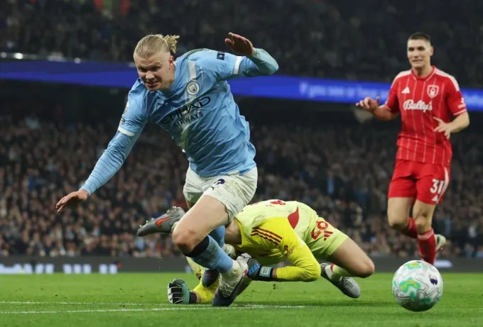 Bernardo Silva ph&agrave;n n&agrave;n trọng t&agrave;i sau trận h&ograve;a của Man City trước Nottingham Forest- Ảnh 1.