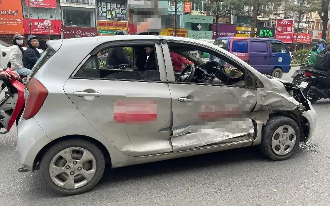 Dựng lại hiện trường vụ xe Mercedes t&ocirc;ng 2 &ocirc; t&ocirc; tr&ecirc;n phố X&atilde; Đ&agrave;n rồi bỏ chạy- Ảnh 2.