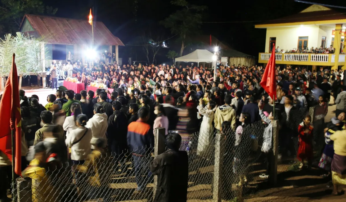 H&agrave;ng trăm người tham gia đập trống suốt hơn 8 giờ trong lễ hội truyền thống của người Ma Coong- Ảnh 1.