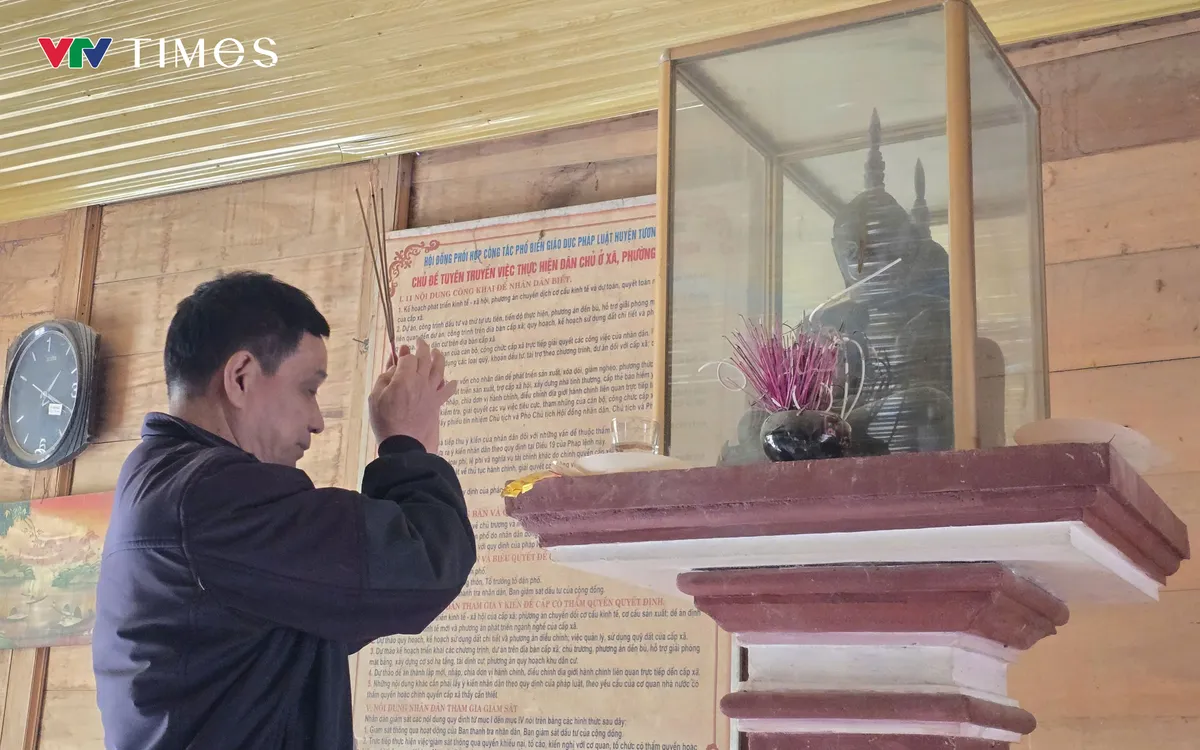 Tại bản Lạ, xã Lượng Minh, tỉnh Nghệ An, người dân đang bảo quản, thờ tự bức tượng Phật bằng đồng màu sẫm. Ảnh Ngọc Quân.