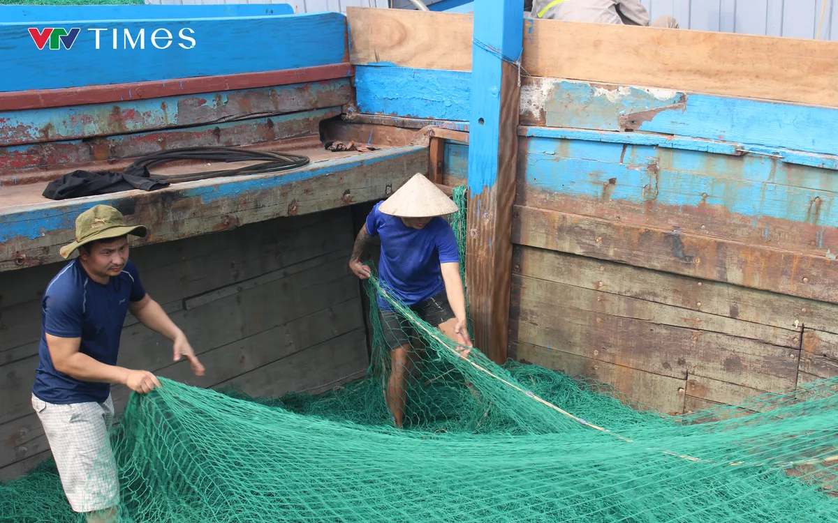 Ngư dân Ninh Bình sửa soạn ngư lưới cụ, chuẩn bị ra khơi.