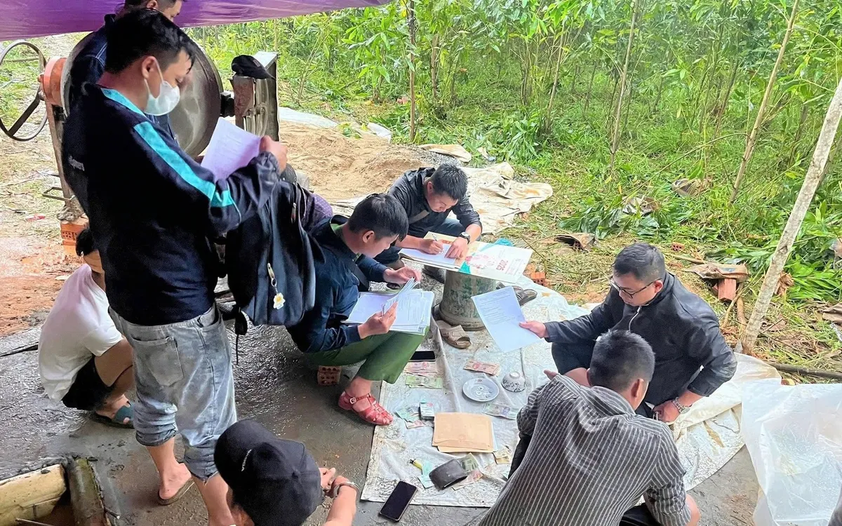 Lực lượng chức năng xử lý nhóm người lợi dụng đào huyệt đám tang để đánh bạc