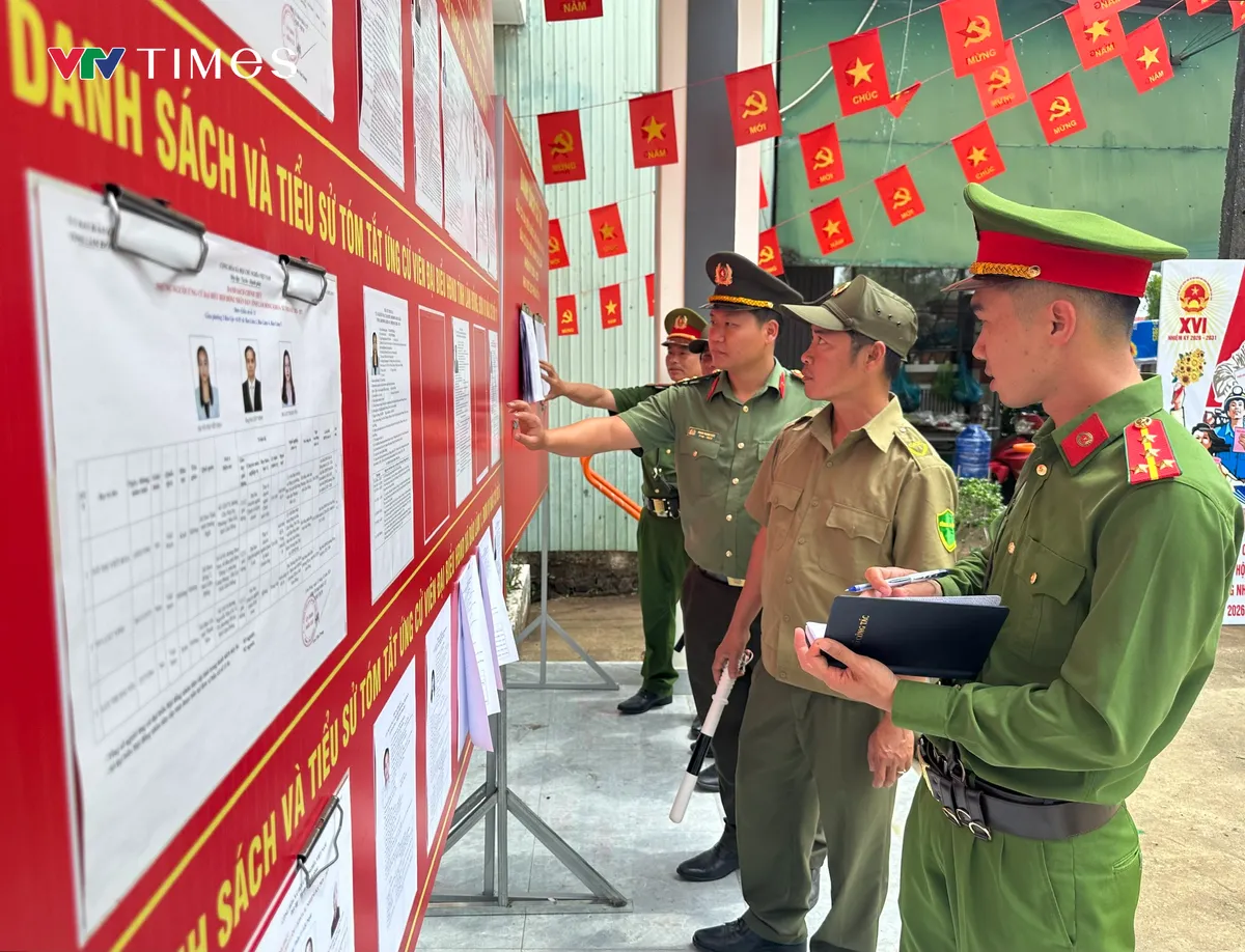 C&ocirc;ng an L&acirc;m Đồng giữ an ninh từ cơ sở, bảo đảm tuyệt đối an to&agrave;n c&aacute;c điểm bầu cử- Ảnh 4.