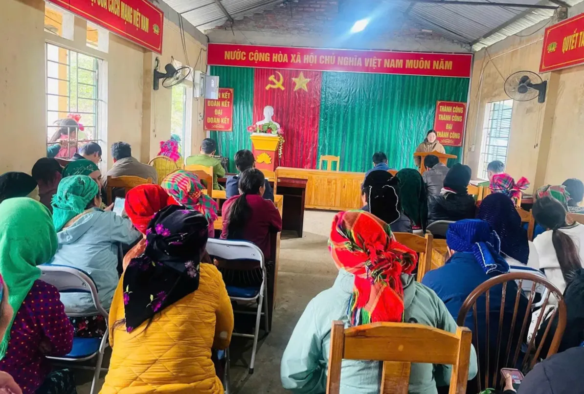 Thuận H&ograve;a linh hoạt tuy&ecirc;n truyền bầu cử bằng tiếng d&acirc;n tộc, đưa th&ocirc;ng tin tới từng th&ocirc;n bản- Ảnh 1.