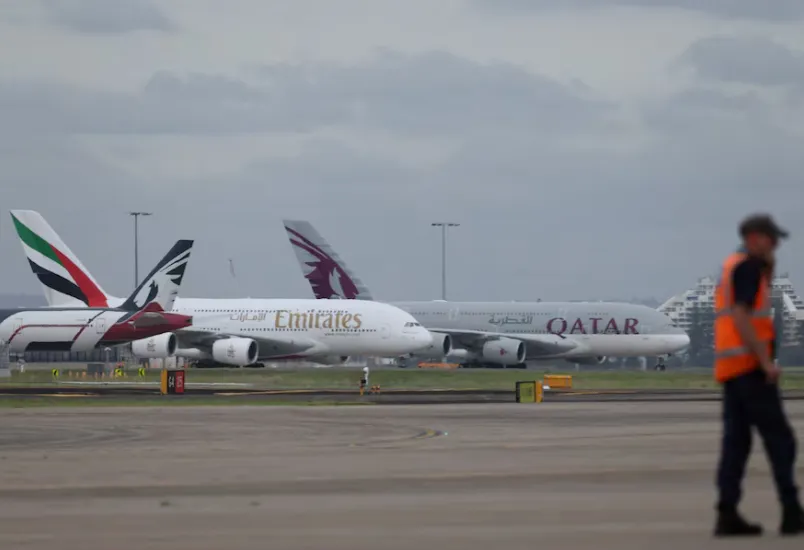 Căng thẳng v&ugrave;ng Vịnh: Bầu trời &Aacute; - &Acirc;u nghẽn mạch, gi&aacute; v&eacute; m&aacute;y bay tăng phi m&atilde; - Ảnh 1.