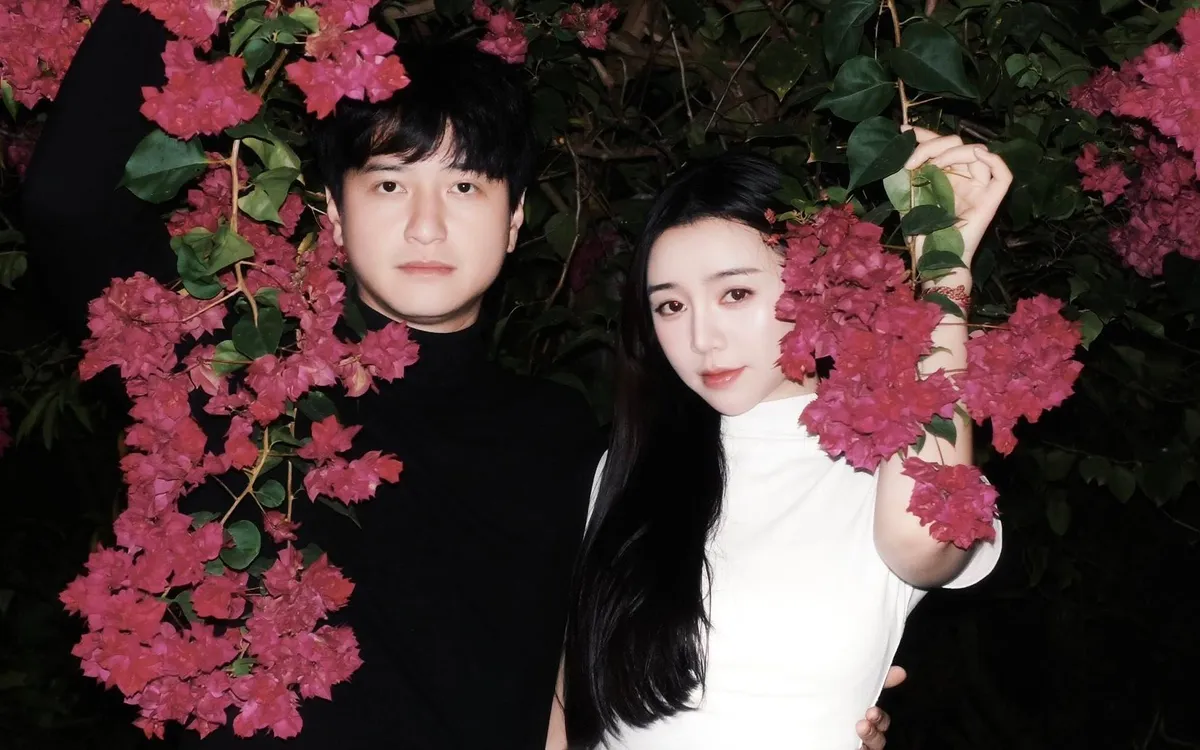 Quỳnh Kool và Huỳnh Anh chụp ảnh hậu trường. (Ảnh: FBNV)