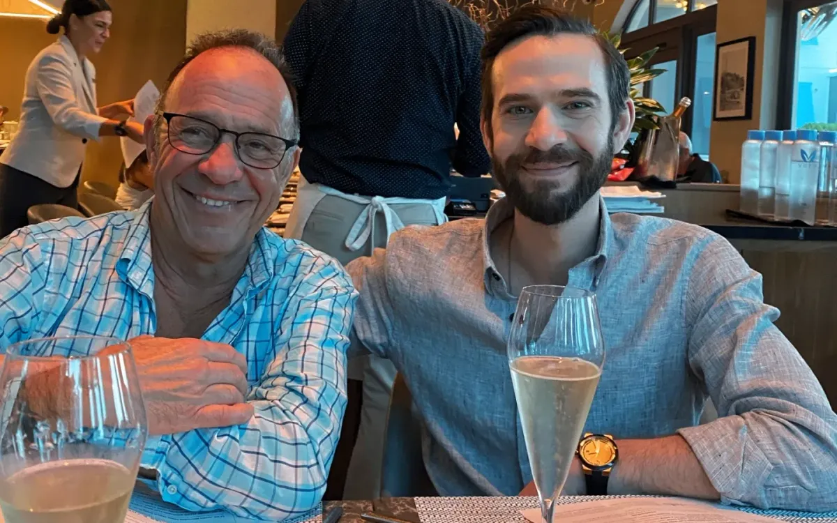 Ông Joel Gavalas chụp ảnh cùng con trai Jonathan Gavalas trong bức ảnh do gia đình cung cấp. (Ảnh: Joel Gavalas/AP)