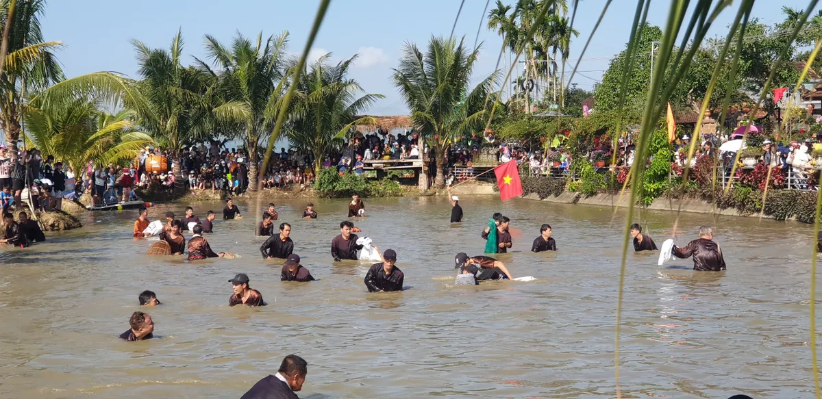 Những lễ hội luyện sức người, trao năng lượng- Ảnh 3.