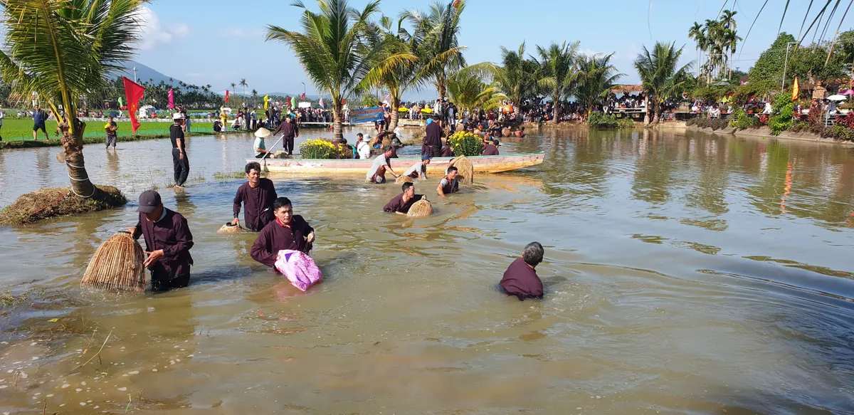 Những lễ hội luyện sức người, trao năng lượng- Ảnh 4.