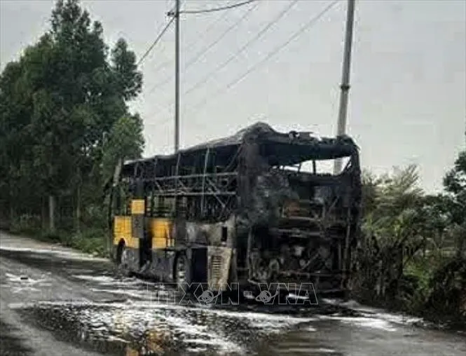 Hỏa hoạn thiêu rụi xe khách khi đang chờ đón công nhân - Ảnh 2.
