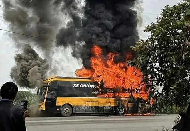 Hỏa hoạn thiêu rụi xe khách khi đang chờ đón công nhân - Ảnh 1.