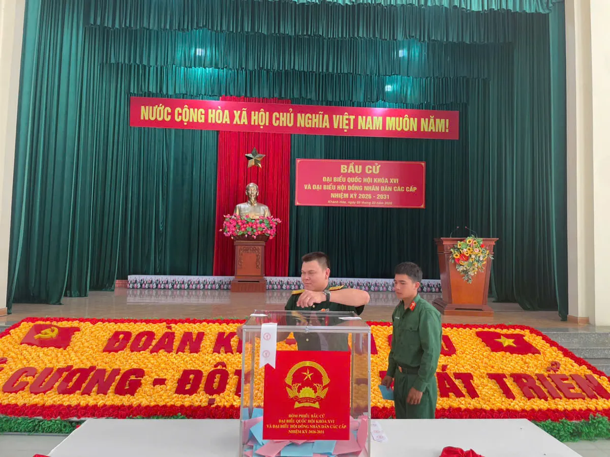 Kh&aacute;nh H&ograve;a: Cử tri qu&acirc;n đội bỏ những l&aacute; phiếu đầu ti&ecirc;n - Ảnh 4.
