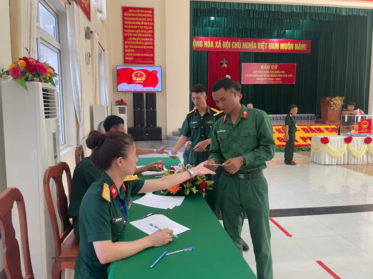 Kh&aacute;nh H&ograve;a: Cử tri qu&acirc;n đội bỏ những l&aacute; phiếu đầu ti&ecirc;n - Ảnh 5.