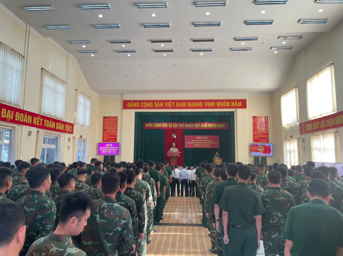 Kh&aacute;nh H&ograve;a: Cử tri qu&acirc;n đội bỏ những l&aacute; phiếu đầu ti&ecirc;n - Ảnh 1.