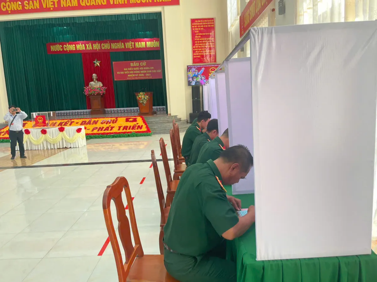 Kh&aacute;nh H&ograve;a: Cử tri qu&acirc;n đội bỏ những l&aacute; phiếu đầu ti&ecirc;n - Ảnh 3.