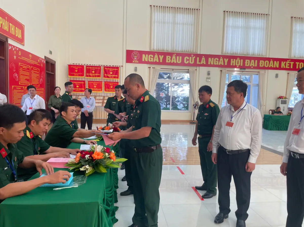 Kh&aacute;nh H&ograve;a: Cử tri qu&acirc;n đội bỏ những l&aacute; phiếu đầu ti&ecirc;n - Ảnh 2.