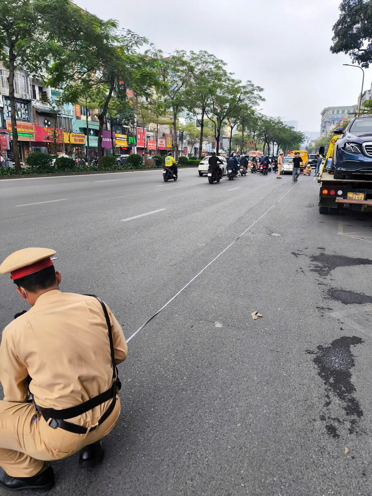 Dựng lại hiện trường vụ xe Mercedes t&ocirc;ng 2 &ocirc; t&ocirc; tr&ecirc;n phố X&atilde; Đ&agrave;n rồi bỏ chạy- Ảnh 1.
