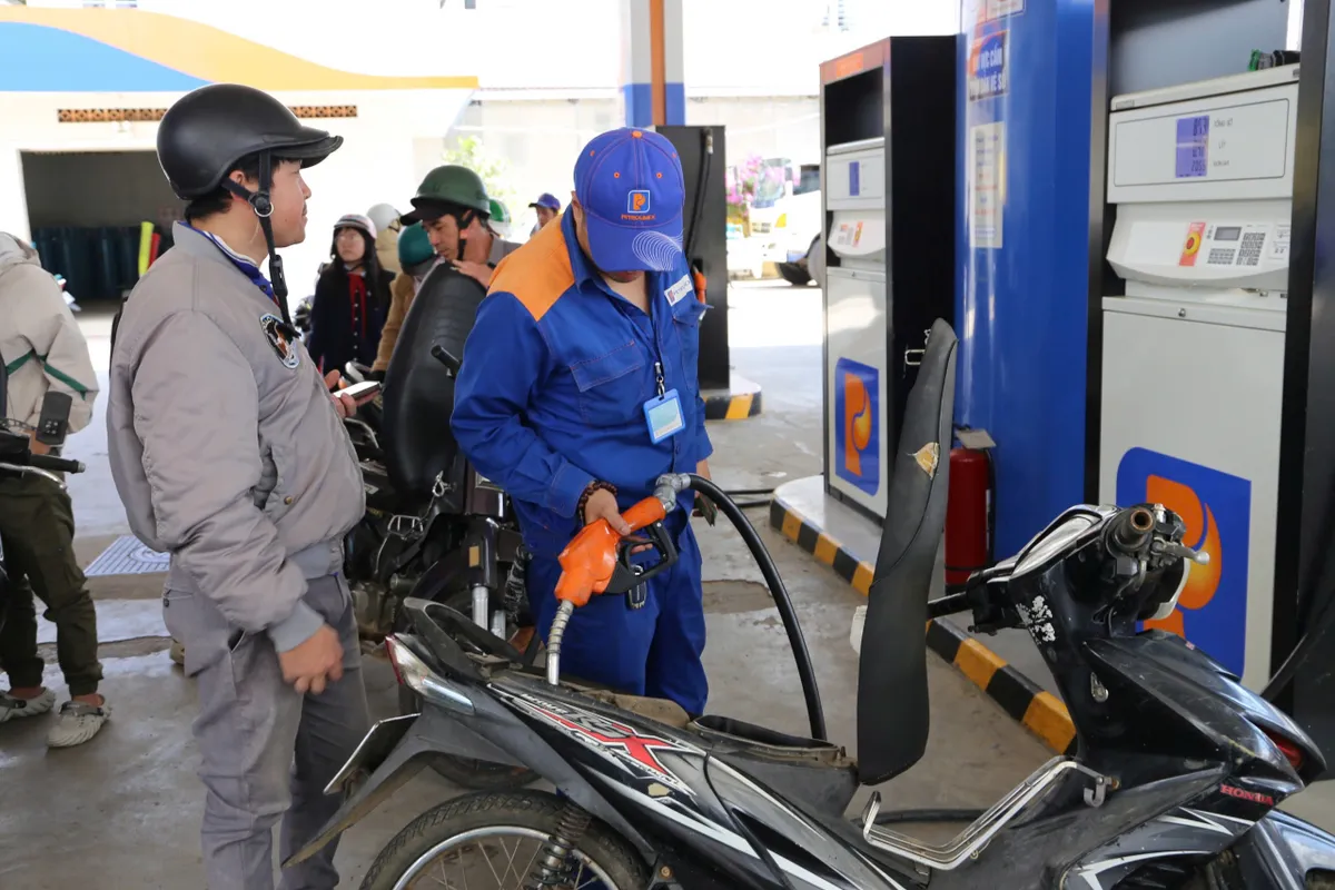 L&acirc;m Đồng chủ động bảo đảm nguồn cung xăng dầu trước nguy cơ gi&aacute;n đoạn từ chiến sự Trung Đ&ocirc;ng- Ảnh 1.