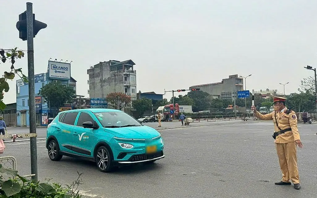 Xe taxi công nghệ vượt rào chắn chiều 5/3.