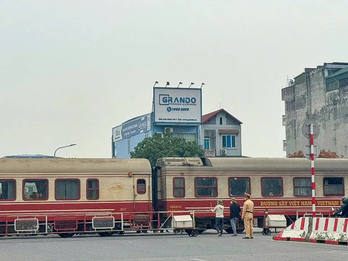 H&agrave; Nội: Xử phạt t&agrave;i xế taxi c&ocirc;ng nghệ vượt r&agrave;o chắn đường ngang g&acirc;y mất an to&agrave;n- Ảnh 1.