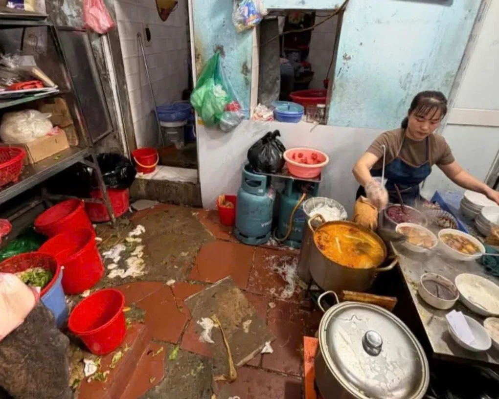 Qu&aacute;n b&uacute;n ri&ecirc;u c&ocirc; Ho&agrave;n ở phố H&agrave;ng Lược bị phạt 4,5 triệu đồng, tạm dừng hoạt động v&igrave; vi phạm vệ sinh- Ảnh 1.