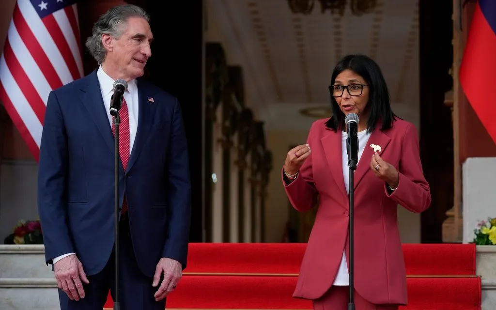 Tổng thống lâm thời Venezuela Delcy Rodriguez (bên phải) cùng phát biểu chung với Bộ trưởng Nội vụ Hoa Kỳ Doug Burgum tại cung điện Miraflores ở Caracas, Venezuela, ngày 4/3/2026 (Ảnh: AP)