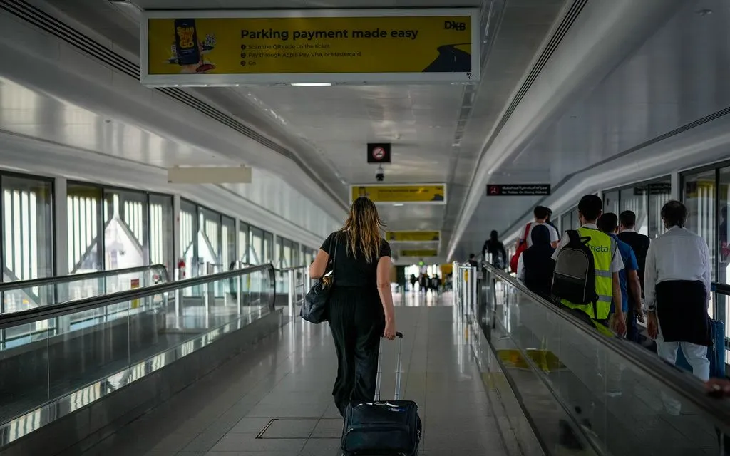 Hành khách tại sân bay quốc tế Dubai khi sân bay này nối lại hoạt động hạn chế ở Dubai, UAE, ngày 5/3/2026 (Ảnh: AP)