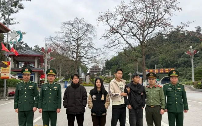  Phòng Quản lý xuất nhập cảnh Công an tỉnh phối hợp với Đồn Biên phòng Cửa khẩu quốc tế Hữu Nghị trục xuất 4 công dân Trung Quốc có hành vi nhập cảnh trái phép vào Việt Nam. Ảnh: CALS