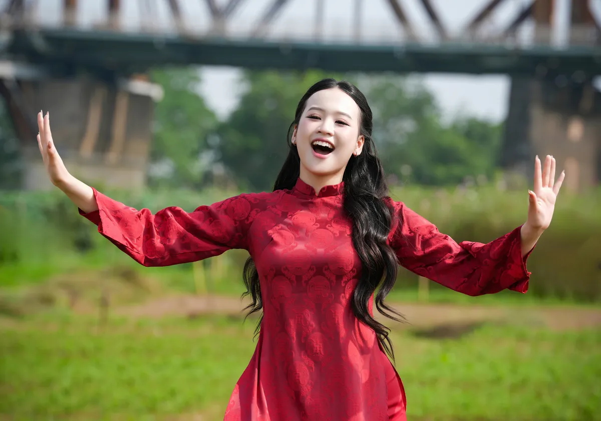 Album &ldquo;Chạm v&agrave;o giấc mơ&rdquo; - một m&oacute;n qu&agrave; cho ng&agrave;y 8/3- Ảnh 1.