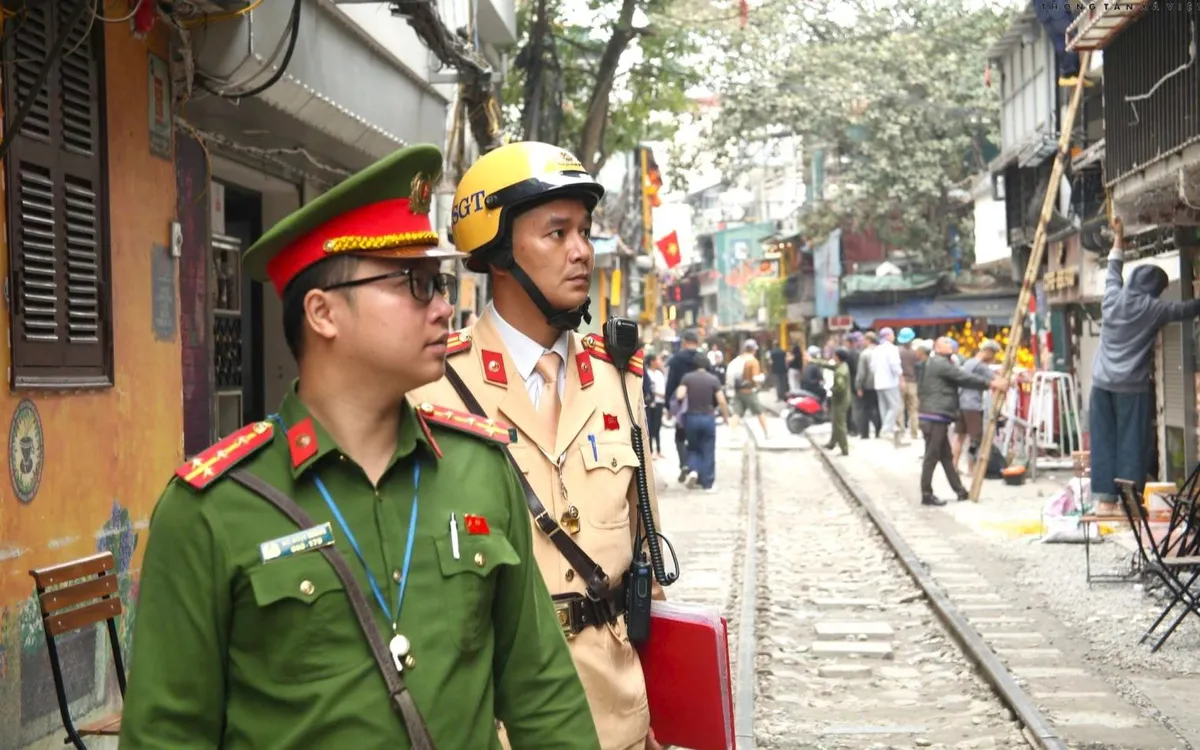 Lực lượng chức năng TP Hà Nội xử lý vi phạm hành lang đường sắt.