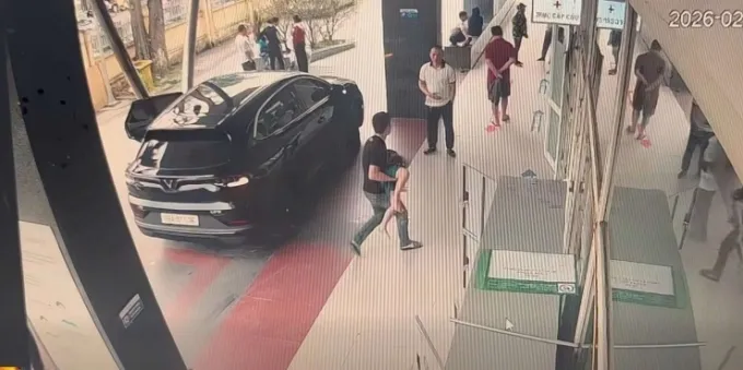 T&agrave;i xế taxi vượt đ&egrave;n đỏ đưa b&eacute; trai h&oacute;c dị vật đi cấp cứu kịp thời- Ảnh 1.