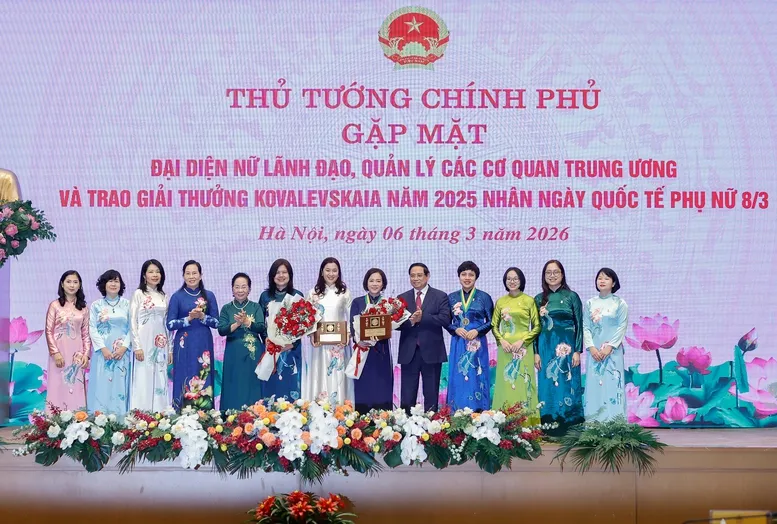 Thủ tướng: Phụ nữ Việt Nam vượt qua ch&iacute;nh m&igrave;nh,  - Ảnh 4.