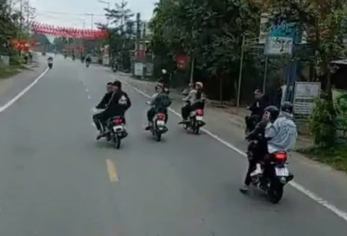 Bốn thanh ni&ecirc;n lạng l&aacute;ch trước đo&agrave;n xe qu&acirc;n sự để &ldquo;cổ vũ&rdquo; bạn nhập ngũ- Ảnh 1.