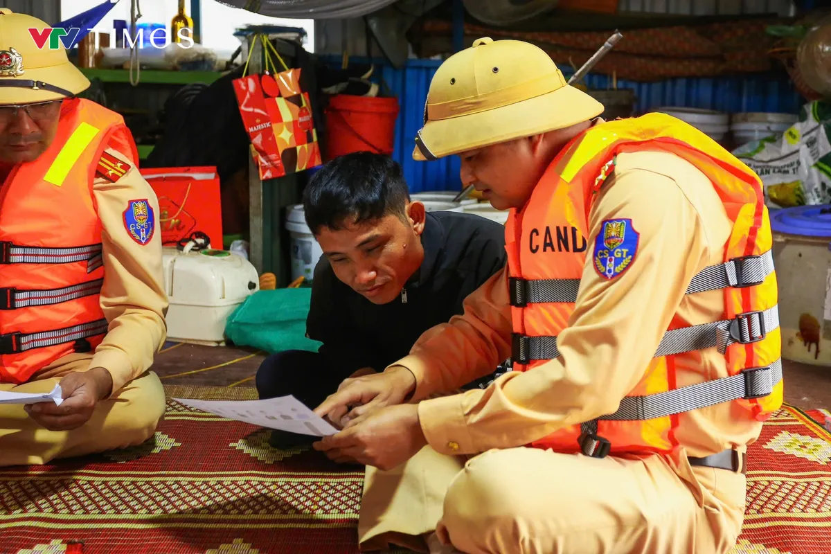 H&agrave; Nội: Cảnh s&aacute;t đường thủy đưa th&ocirc;ng tin bầu cử đến với b&agrave; con s&ocirc;ng nước - Ảnh 2.