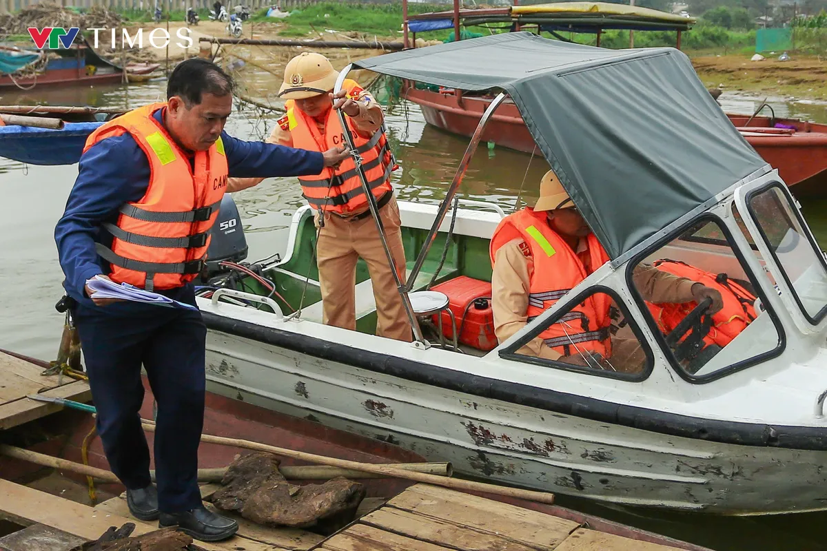 H&agrave; Nội: Cảnh s&aacute;t đường thủy đưa th&ocirc;ng tin bầu cử đến với b&agrave; con s&ocirc;ng nước - Ảnh 1.
