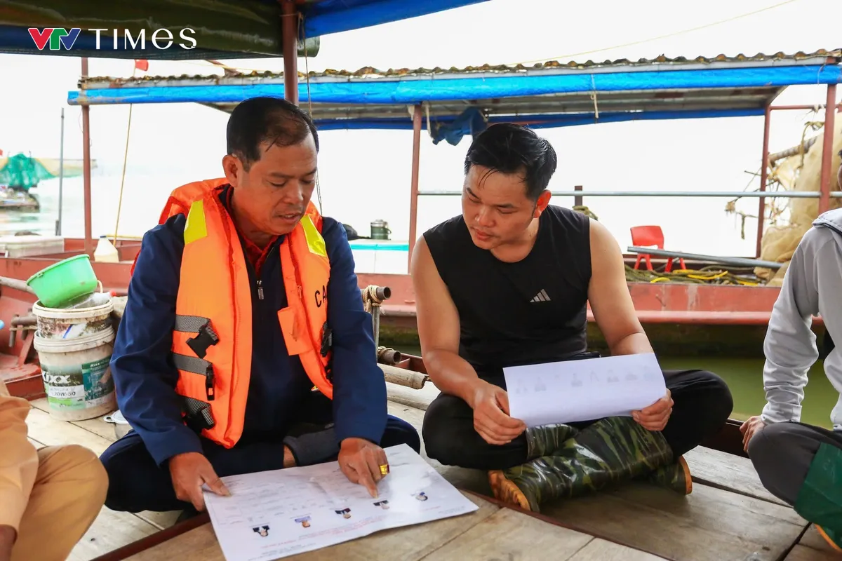 H&agrave; Nội: Cảnh s&aacute;t đường thủy đưa th&ocirc;ng tin bầu cử đến với b&agrave; con s&ocirc;ng nước - Ảnh 3.