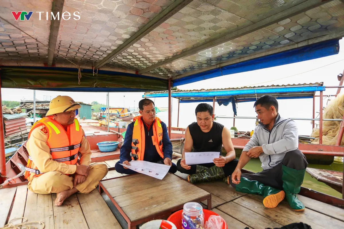 H&agrave; Nội: Cảnh s&aacute;t đường thủy đưa th&ocirc;ng tin bầu cử đến với b&agrave; con s&ocirc;ng nước - Ảnh 6.