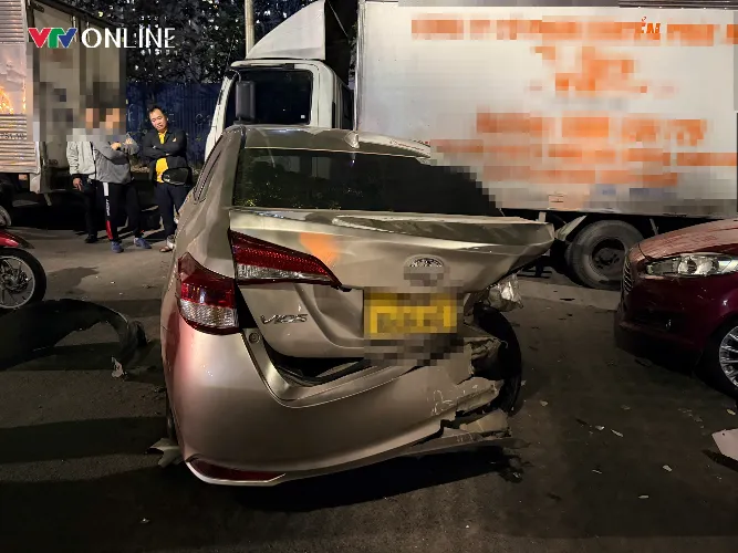 T&agrave;i xế g&acirc;y tai nạn li&ecirc;n ho&agrave;n tr&ecirc;n phố Nguyễn Ch&aacute;nh c&oacute; nồng độ cồn 0,264 mg/l kh&iacute; thở  - Ảnh 1.