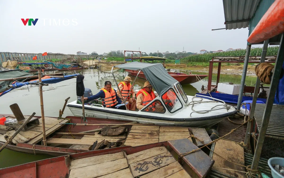 Cảnh sát đường thuỷ hỗ trợ cán bộ xã đến từng Vạn, rà soát nhân khẩu, lập và niêm yết danh sách cử tri.