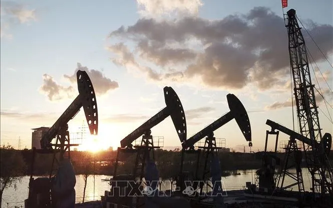 Giàn khoan dầu tại tỉnh Hắc Long Giang, Trung Quốc. Ảnh: THX/TTXVN