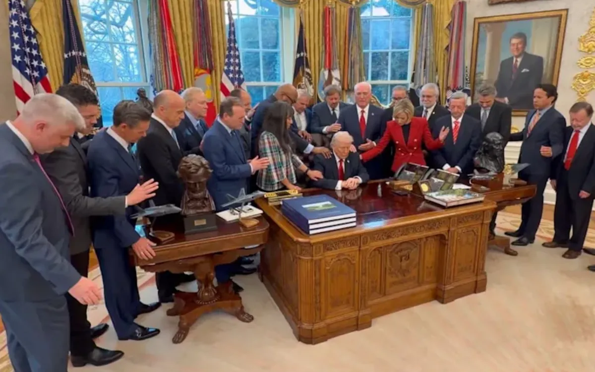 Khoảnh khắc các mục sư đặt tay lên Tổng thống Donald Trump tại Nhà Trắng khi cầu nguyện về cuộc chiến tranh Iran (Ảnh: X)