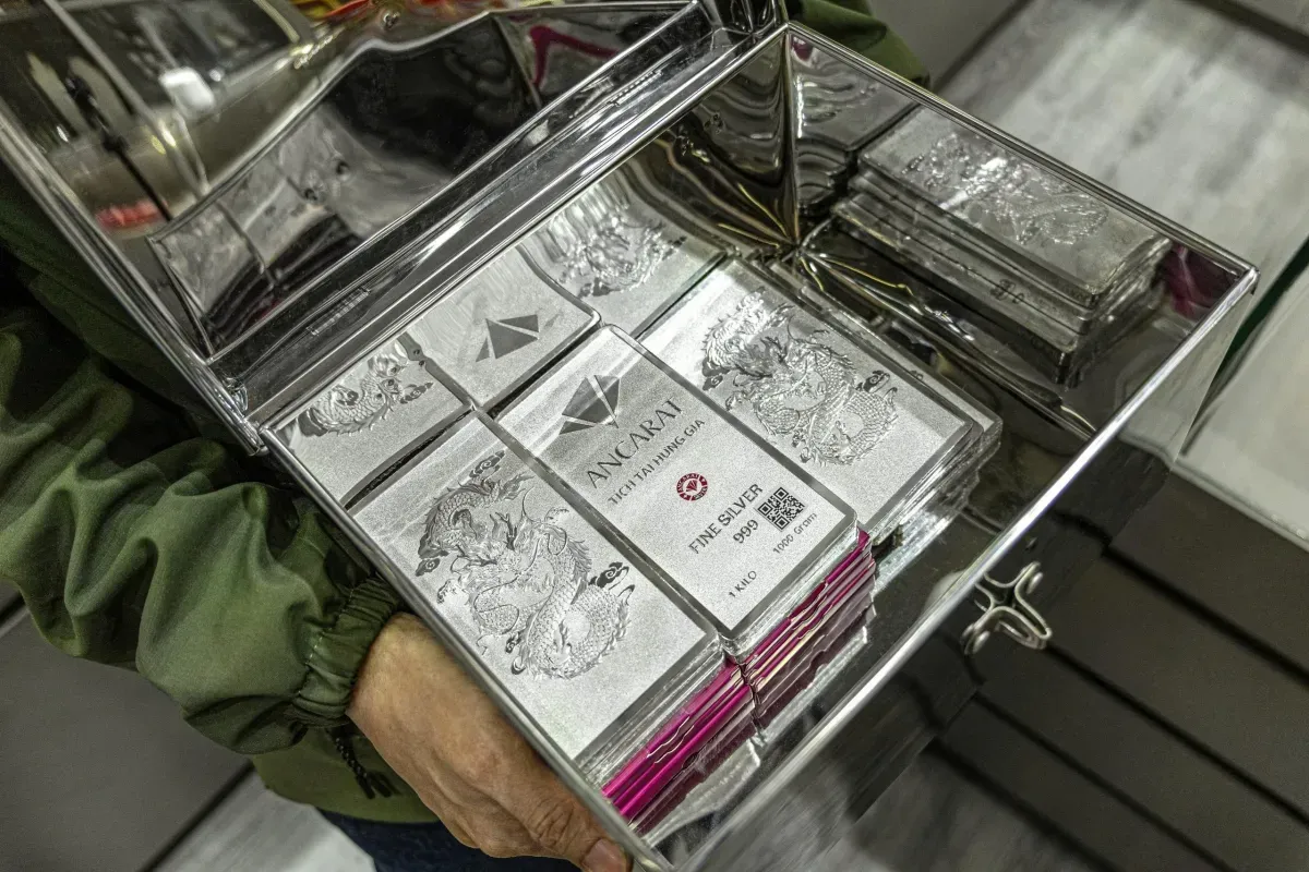 Gi&aacute; v&agrave;ng SJC giảm hơn 2 triệu đồng mỗi lượng theo đ&agrave; lao dốc của thị trường thế giới- Ảnh 2.