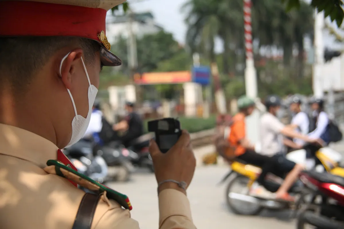 H&agrave; Nội: Xử phạt t&agrave;i xế taxi c&ocirc;ng nghệ vượt r&agrave;o chắn đường ngang g&acirc;y mất an to&agrave;n- Ảnh 1.