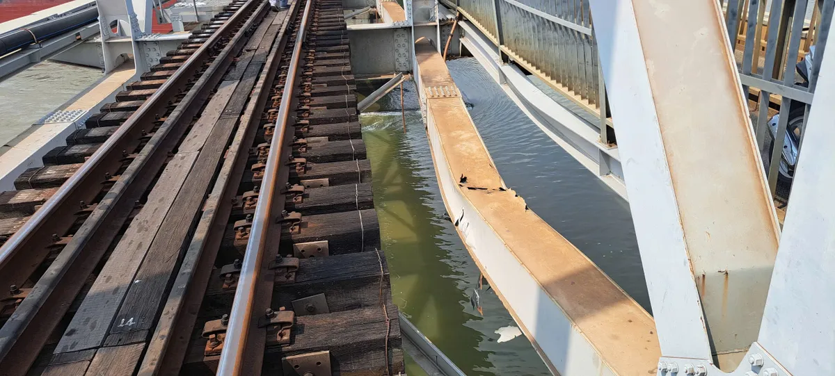 Vận chuyển kh&aacute;ch đi t&agrave;u bằng đường bộ sau va chạm s&agrave; lan với cầu Ghềnh - Ảnh 1.